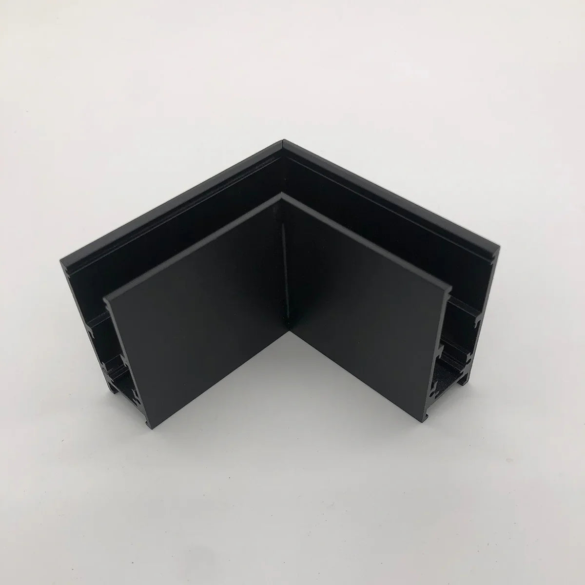 הילי מחבר זוית תקרה-על הטיח-00 - אור שי סיטונאות חשמל בע״מ