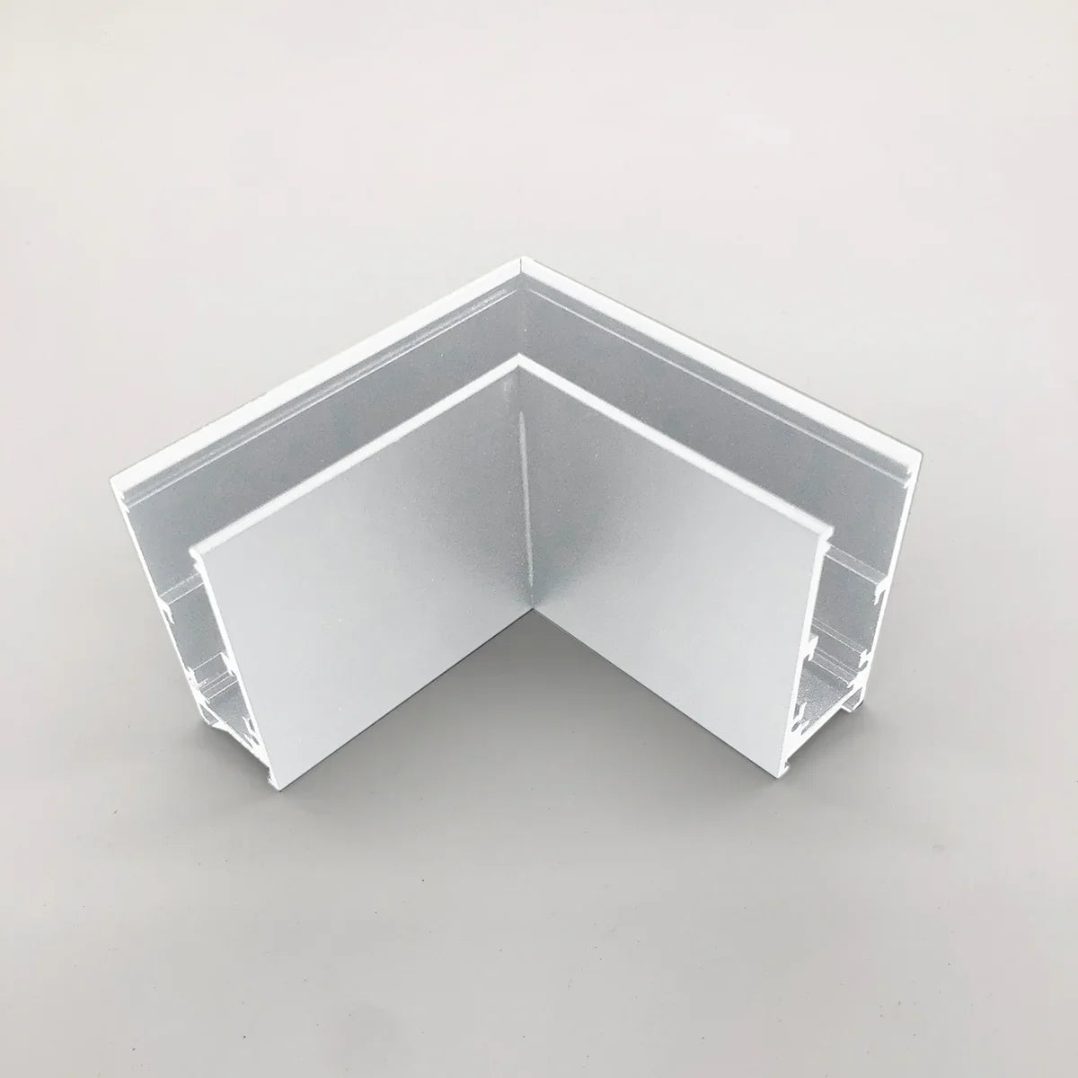 הילי מחבר זוית תקרה-על הטיח-01 - אור שי סיטונאות חשמל בע״מ