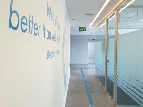 שילוט חירום לבן ירוק - חץ ישר למטה TULIP DAL2 3W - אור שי סיטונאות חשמל בע״מ