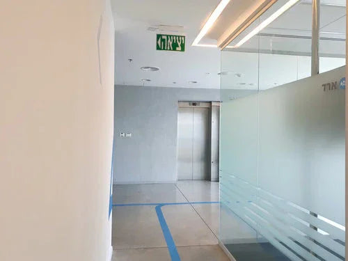 שילוט חירום לבן ירוק - חץ עולה אלכסון שמאל TULIP DAL2 3W - אור שי סיטונאות חשמל בע״מ