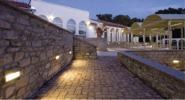 דגם תלתן- צמוד קיר אפור משנה גוון IP65 2W TekTonix - אור שי סיטונאות חשמל בע״מ