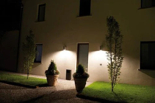 צמוד קיר שחור SYLVANIA UP&DOWN 18W IP65 אור חם - אור שי סיטונאות חשמל בע״מ